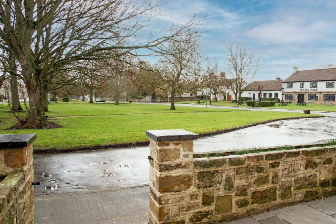 Work And Relax - Fast Wifi, Fireplace & Near Pub Newton Aycliffe Exterior photo