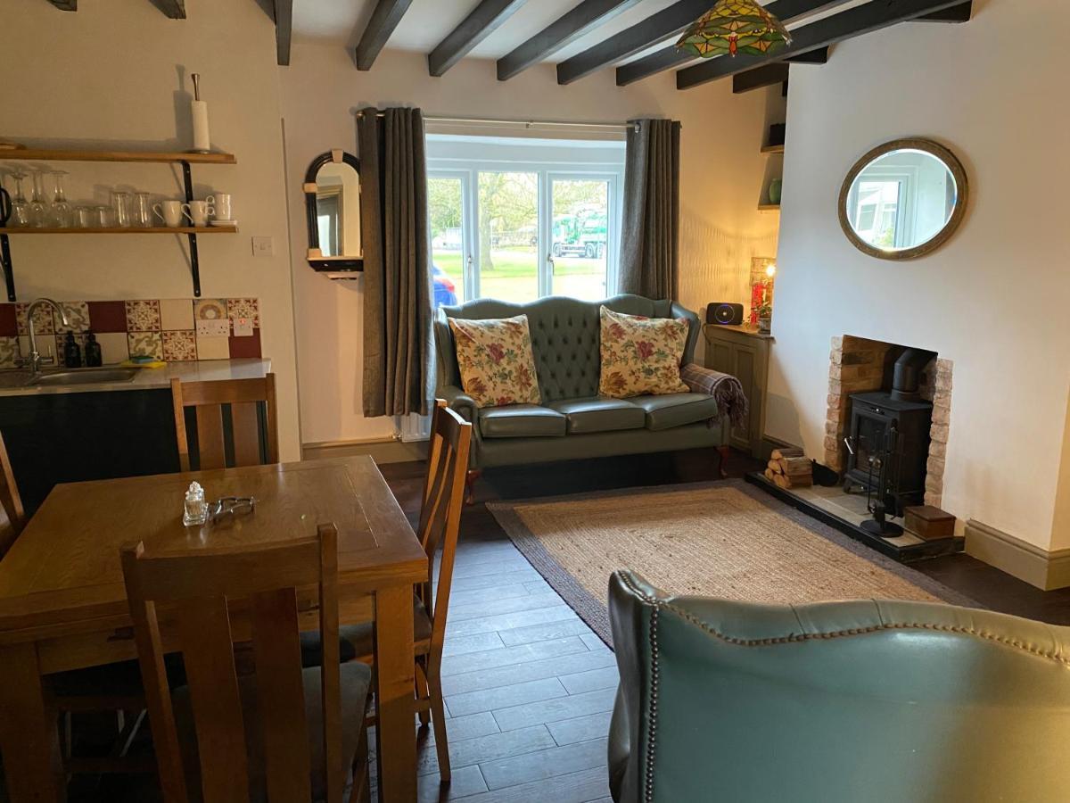 Work And Relax - Fast Wifi, Fireplace & Near Pub Newton Aycliffe Exterior photo